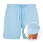 Lichtblauwe heren zwembroek met elastische tailleband en trekkoord, sneldrogend materiaal, comfortabele binnenvoering. Perfect voor strandvakanties.
