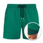 Groene heren zwembroek met elastische tailleband en trekkoord, voorzien van binnenvoering. Ideaal voor strand en zwembad. Comfortabele pasvorm.