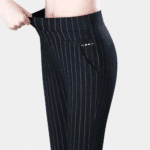Zwarte stretchbroek met hoge taille en verticale strepen, comfortabele pasvorm, damesmode, ideaal voor casual en zakelijke outfits.