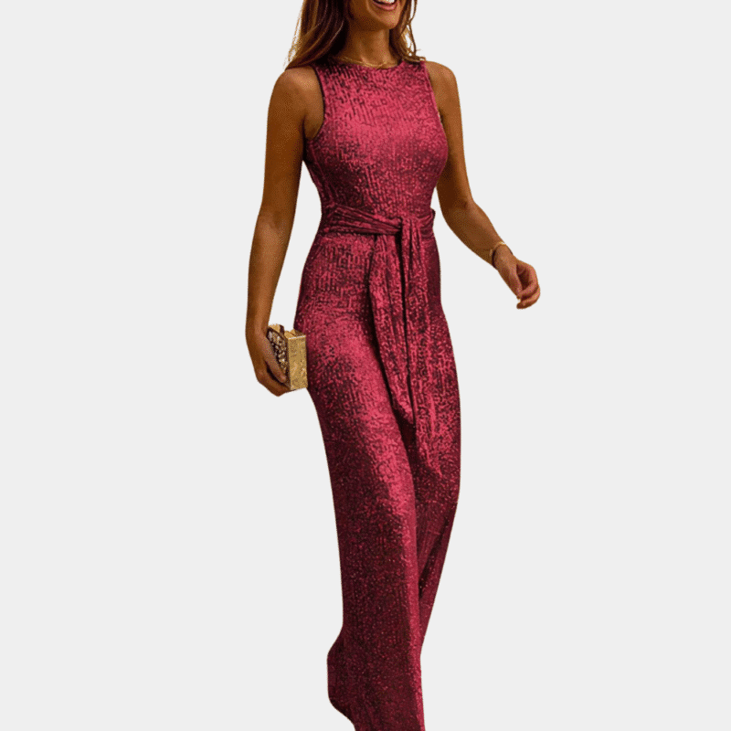 Vrouw in roze glitter jumpsuit met ceintuur, elegante avondkleding, trendy mode voor dames, perfect voor feestelijke gelegenheden.