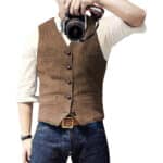 Bruin wollen gilet voor heren, gedragen over een witte blouse en blauwe jeans. Stijlvol herenkledingstuk, perfect voor casual en formele gelegenheden.