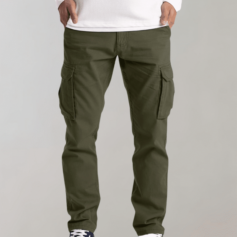 Groene cargobroek voor heren met meerdere zakken, casual stijl, ideaal voor outdoor activiteiten. Comfortabele pasvorm, trendy en functioneel ontwerp.