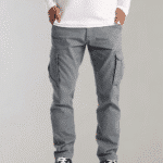 Grijze cargobroek voor heren met meerdere zakken, casual stijl, comfortabele pasvorm. Ideaal voor dagelijks gebruik en outdoor activiteiten.