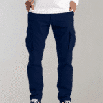 Donkerblauwe cargobroek voor heren, Odger model, met meerdere zakken. Ideaal voor casual en outdoor activiteiten. Comfortabele pasvorm.
