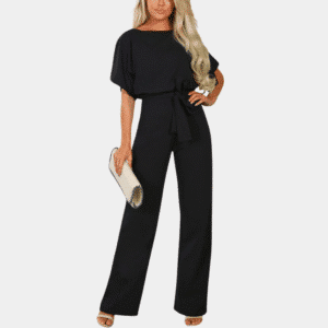 Stijlvolle zwarte dames jumpsuit met korte mouwen en strikceintuur, gecombineerd met een elegante witte clutch. Perfect voor modieuze gelegenheden.