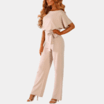 Stijlvolle dames jumpsuit in beige met korte mouwen en strikceintuur, ideaal voor modieuze gelegenheden. Perfecte pasvorm en elegant design.