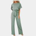 Stijlvolle groene dames jumpsuit met korte mouwen en strikceintuur, ideaal voor casual en formele gelegenheden. Comfortabele pasvorm, modieuze look.