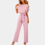 Stijlvolle dames jumpsuit in lichtroze met korte mouwen en strikceintuur, perfect voor elegante en modieuze gelegenheden.