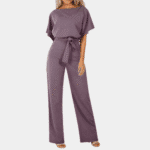 Stijlvolle dames jumpsuit in paars met korte mouwen en strikceintuur, ideaal voor modieuze outfits. Perfect voor casual en formele gelegenheden.
