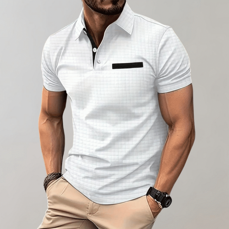 Witte herenpolo met korte mouwen, zwarte kraagaccenten en borstzak, ideaal voor casual en zakelijke outfits. Comfortabele pasvorm, modieuze stijl.