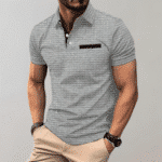 Grijze herenpolo met korte mouwen, knoopsluiting en borstzakdetail. Stijlvolle casual herenkleding, perfect voor dagelijks gebruik.