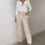 Damesoutfit met witte blouse en beige geometrische printbroek, stijlvolle mode, trendy kleding voor vrouwen, elegante casual look.