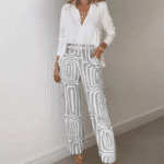Damesoutfit met witte blouse en grijze geometrische printbroek, stijlvolle mode voor vrouwen, trendy kleding, elegante dameskleding.