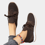 Stijlvolle bruine damessneakers met veters, ademend mesh, comfortabele zool. Perfect voor casual outfits. Trendy schoenen voor dagelijks gebruik.