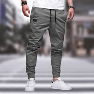 Grijze cargobroek voor heren, casual streetwear, elastische tailleband, zakken, comfortabele pasvorm, ideaal voor dagelijks gebruik.