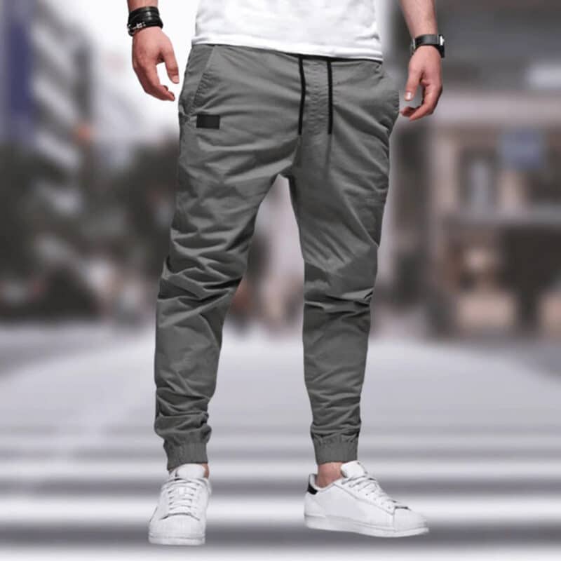Grijze cargobroek voor heren, casual streetwear, elastische tailleband, zakken, comfortabele pasvorm, ideaal voor dagelijks gebruik.