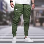 Groene cargobroek voor heren, casual stijl, met elastische tailleband en zakken, ideaal voor dagelijks gebruik en streetwear mode.